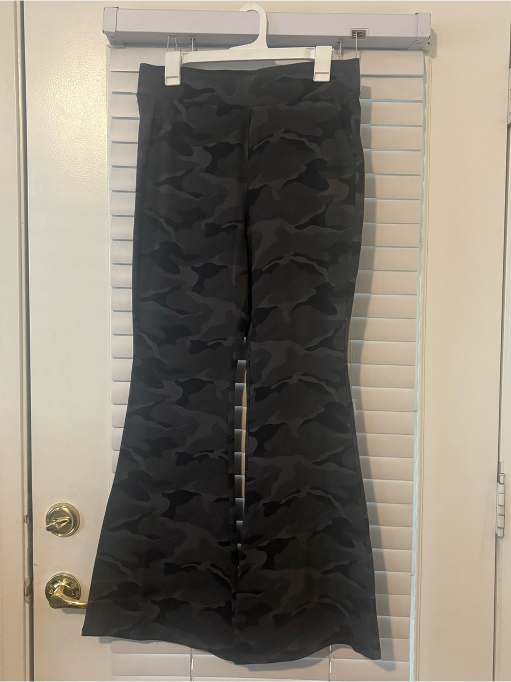 Torrid Camo Flare Pants Size 1 (Approx. 14/16) Plus Size Black Gray Camouflage